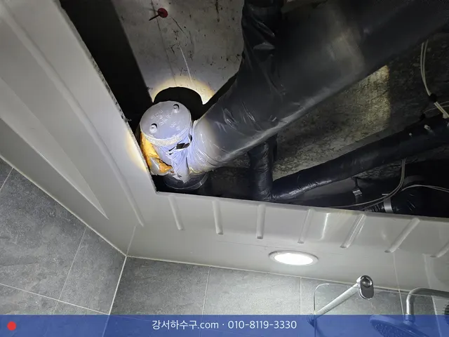 욕실 천장 점검구를 열자 보이는 배관과 보온재